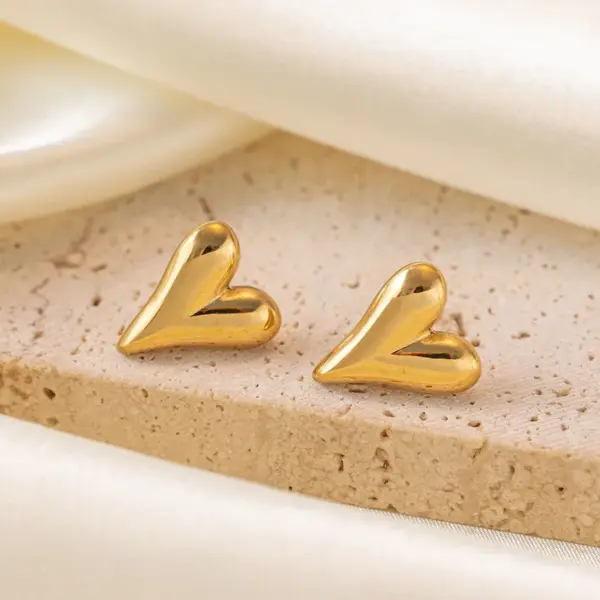Wholesale PVD Coated Real Gold Plated 18K Gold Heart Shape 304 Stainless Steel Simple Style Commute Waterproof Non Tarnish Ear Studs
