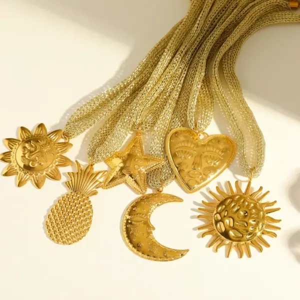 Fashionable Stainless Steel 18K Gold Plated Pineapple Heart Pendant Necklace Luxury Golden Thread Chain For Women Queen Style