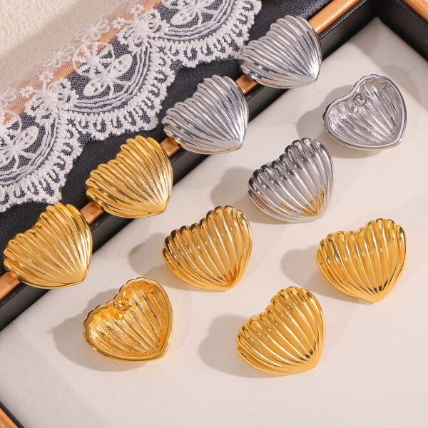 Wholesale Korean-style simple and elegant temperament sweet love shape earrings geometric vertical stripes design titanium steel gold-plated earrings