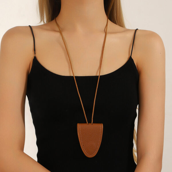 Wholesale Long heart-shaped pendant, simple and luxurious leather necklace.