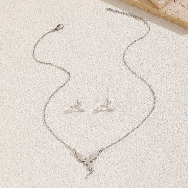 Wholesale Stainless steel cut dragon pendant clavicle chain