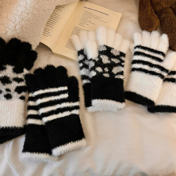 Wholesale Cartoon black and white striped open finger gloves touch screen female autumn and winter leopard print warm thickened knitted finger wool gloves