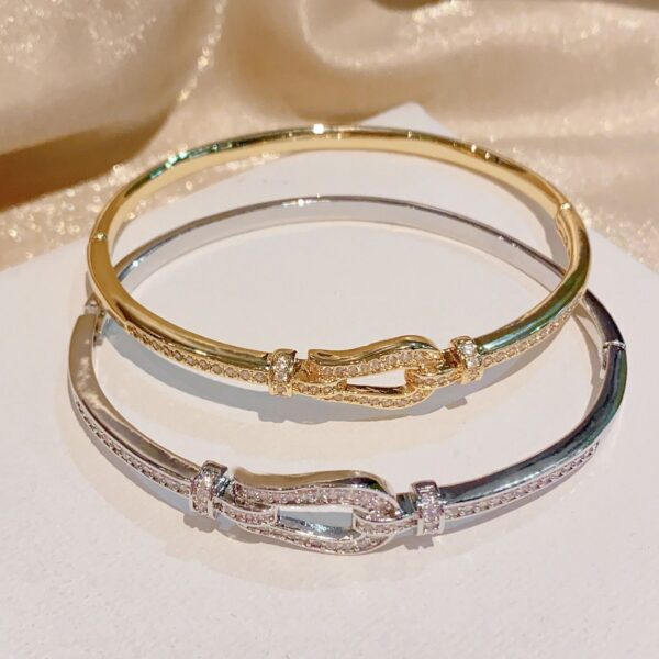 Wholesale Elegant and unique horseshoe buckle bracelet, new style, high-end, fashionable and versatile bracelet jewelry wholesale.