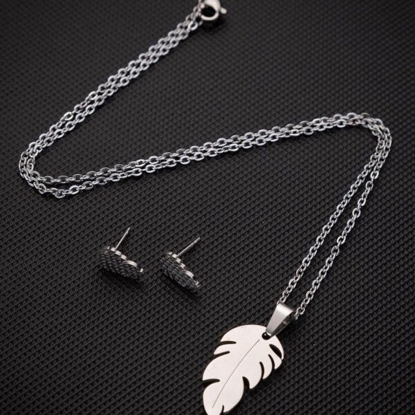 Wholesale Fashion New snowflake stud earrings necklace jewelry suit 18K gold love heart-shaped jewelry suit foreign trade two-piece set