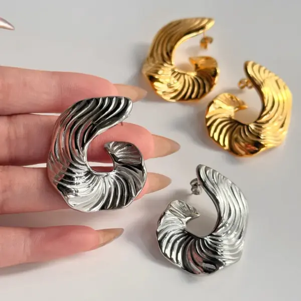 Wholesale 1 Pair Retro Flower Plating Titanium Steel Ear Studs