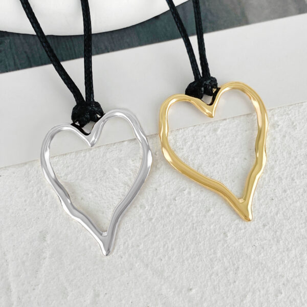 Wholesale Heart-shaped hollow pendant necklace