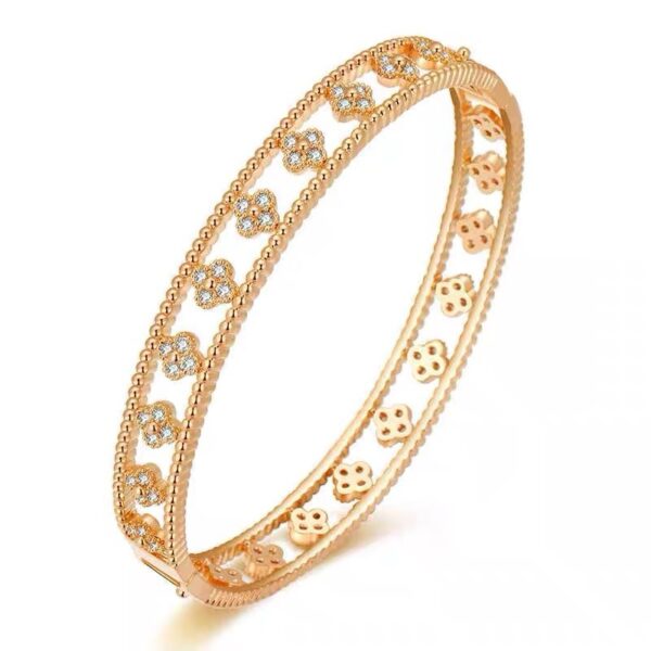 Wholesale Cross-border popular diamond-encrusted four-leaf clover bracelet, fashionable and exquisite bangle, European and American jewelry.