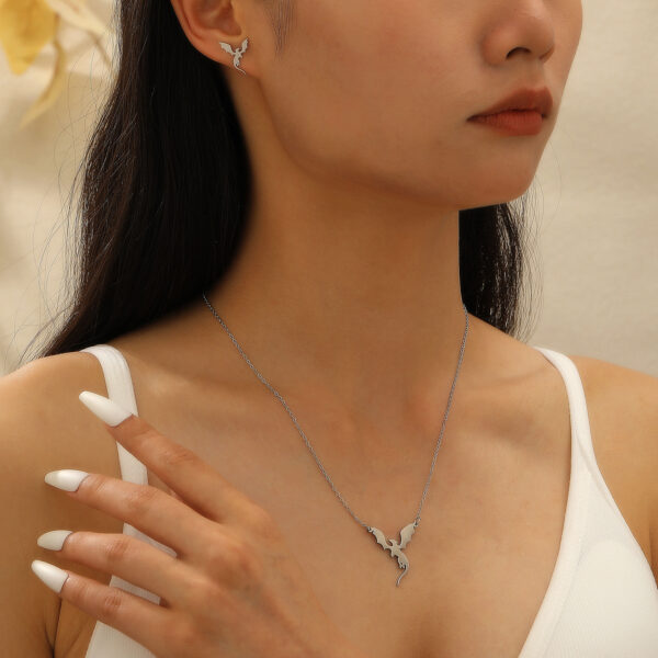 Wholesale Stainless steel cut dragon pendant clavicle chain