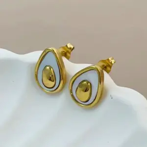 Gold / Average Size / Style 24