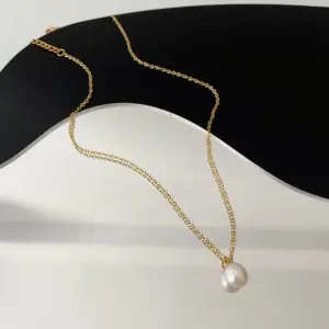 05-E1 Titanium Steel Pearl Necklace Gold / White