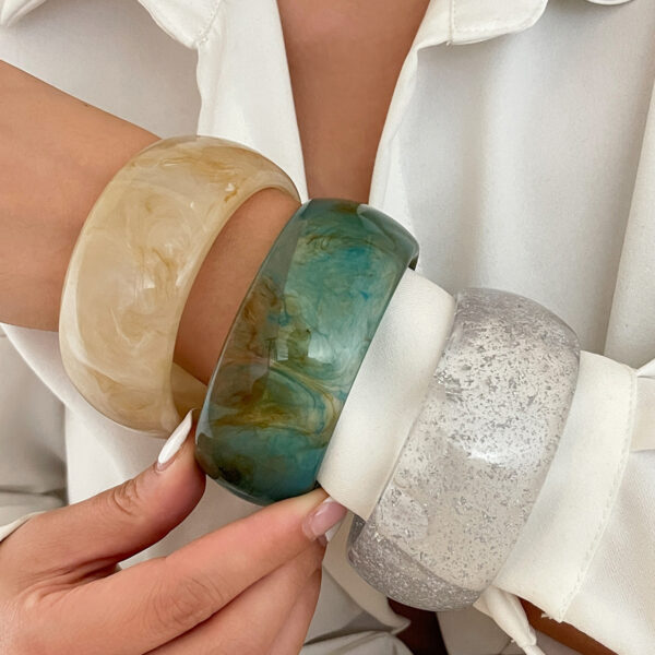 oly-f2860fc7d44daf18864f5687fbf3b32c Wholesale Gradient irregular translucent acrylic bracelet