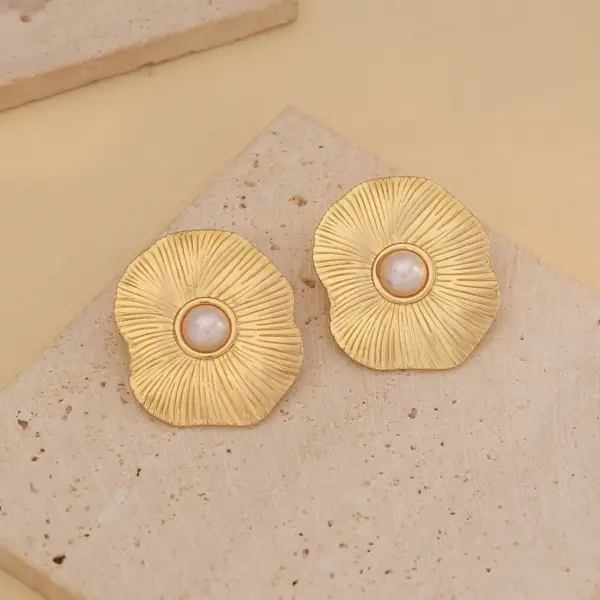 Wholesale Ion Plating (IP) 18K Gold Real Gold Plated Flower Butterfly 304 Stainless Steel Luxurious Simple Style Commute Waterproof Non Tarnish Ear Studs