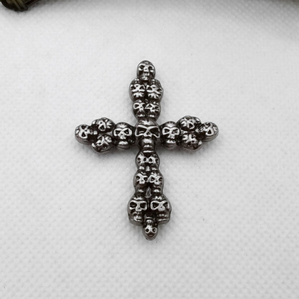 Wholesale new vintage three-dimensional multi-ghost head Crohn heart rivet buckle mobile phone case belt accessories cross decorative buckle