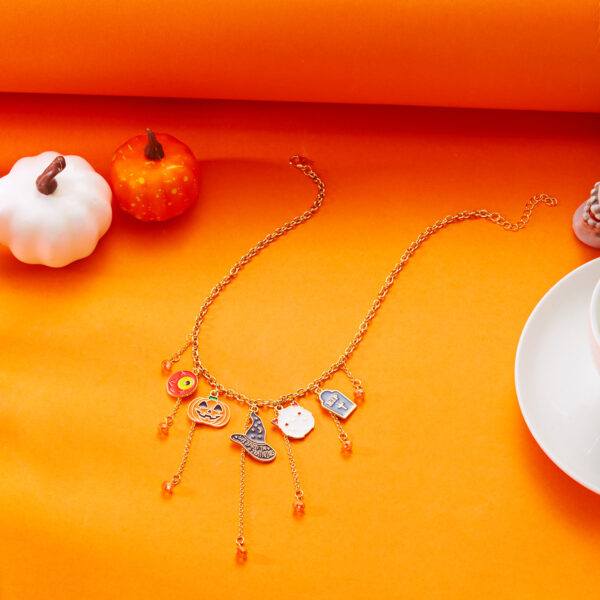 Wholesale European and American cross-border Halloween necklace for women, 2025 new style, unique, high-end, dark gothic style skull and spider necklace.