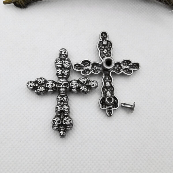 Wholesale new vintage three-dimensional multi-ghost head Crohn heart rivet buckle mobile phone case belt accessories cross decorative buckle