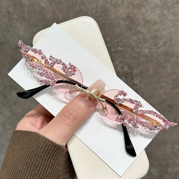 Wholesale European and American Cross-Border New Flame Diamond Personalized Trendy Sunglasses Sunglasses Fashion Sunglasses Manufacturer