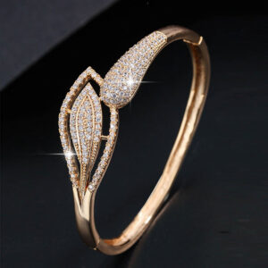 Wholesale Simple and stylish micro-diamond-encrusted bracelet, exquisite bracelet with a touch of luxury, directly from the factory.