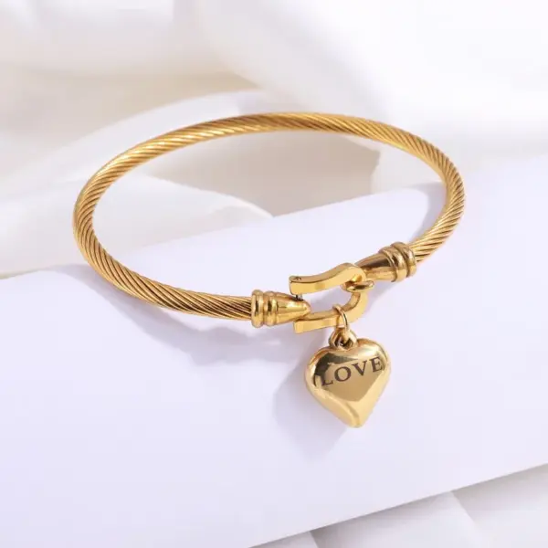 Wholesale Ion Plating (IP) Real Gold Plated Heart Shape 304 Stainless Steel Simple Style Waterproof Non Tarnish 304 Stainless Steel Bangle