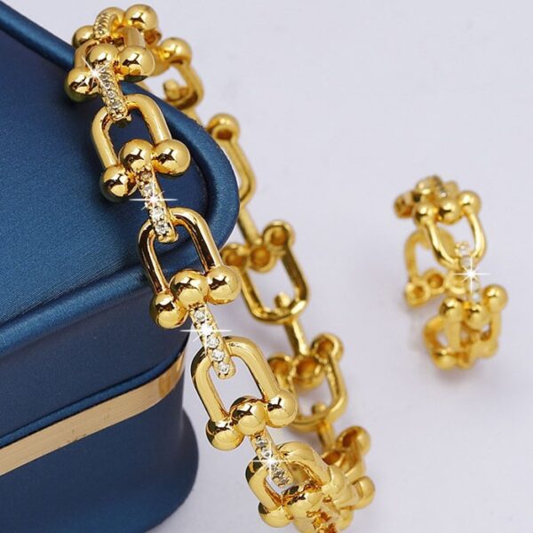 Wholesale Popular online seller: Micro-diamond-encrusted elegant women's bracelet, unique and niche style, high-end women's jewelry.