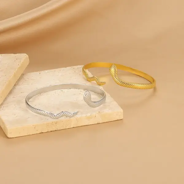 Wholesale PVD Coated Real Gold Plated Geometric 304 Stainless Steel Simple Style Classic Style Waterproof Non Tarnish 304 Stainless Steel Bangle