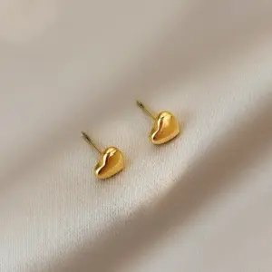 U226 Heart-Shaped Stud Earrings Gold