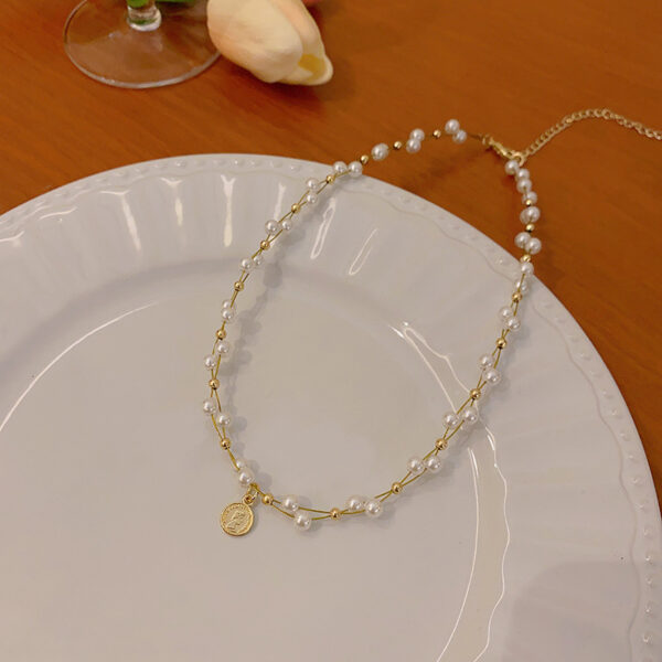 Wholesale European and American retro portrait pendant necklace women's ins tide light luxury niche high-end twisted pearl clavicle chain