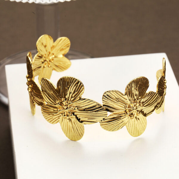Wholesale European and American Cross-border New Fashion Exaggerated Creative Geometric Flower Opening Bracelet Iron Gold Mosaic Flower Women's Handpiece