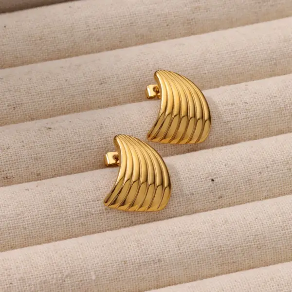 304 Stainless Steel Geometric Heart Shape PVD Coated Stone-Free Real Gold Plated Elegant Simple Style Waterproof Non Tarnish Ear Studs