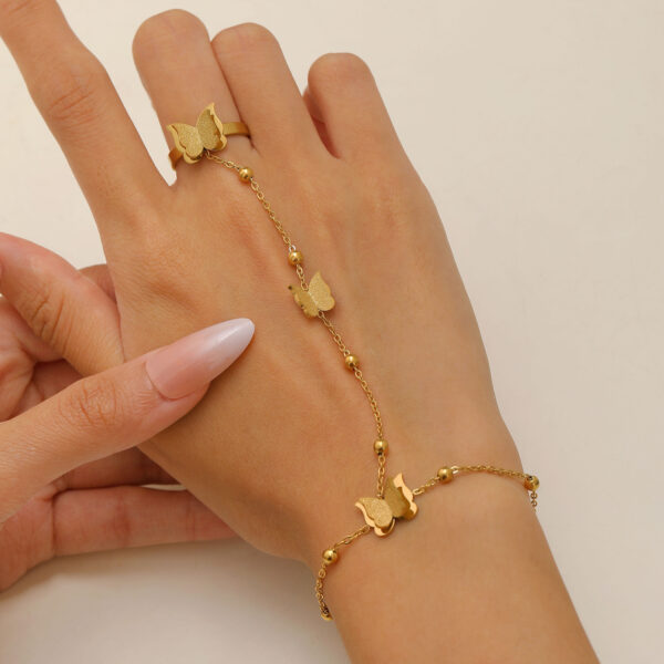 Wholesale European and American Exaggerated Scorpion Mittens Bracelet for Women, Sweet and Cool Sexy Micro-Encrusted Zircon Gemstone Stereo Scorpion Bracelet Single Trend