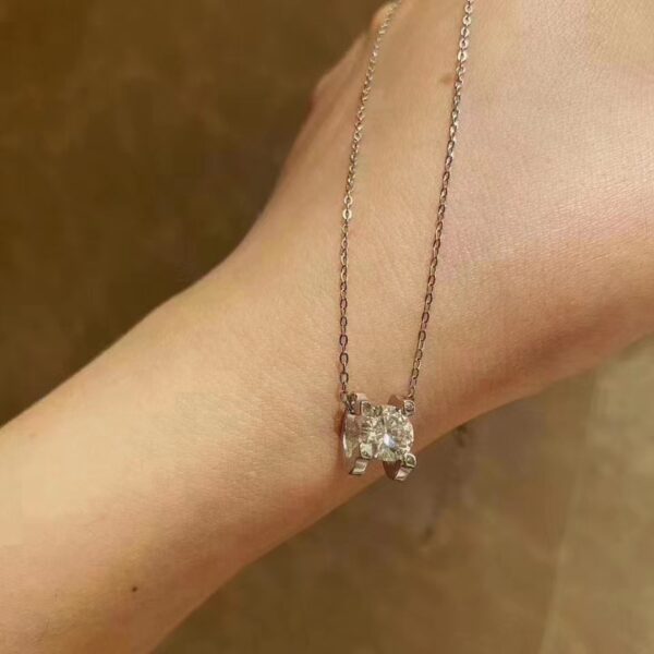 Wholesale New Mossam Diamond Cattle Head Necklace Classic Four Claw 1 karat Pendant White Gold Lock Simple Clavicle Bone Live Jewelry