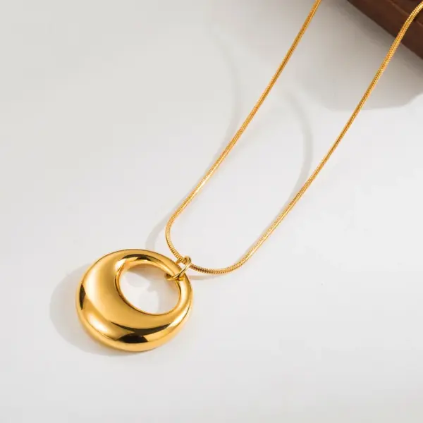 Wholesale Jewelry Simple Style Geometric Round Heart Shape 304 Stainless Steel 18K Gold Plated Plating Stainless Steel Necklaces