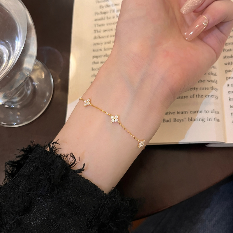 Wholesale S925 sterling sier Clover bracelet female cross-border European and American style simple zircon light luxury niche temperament High sense b