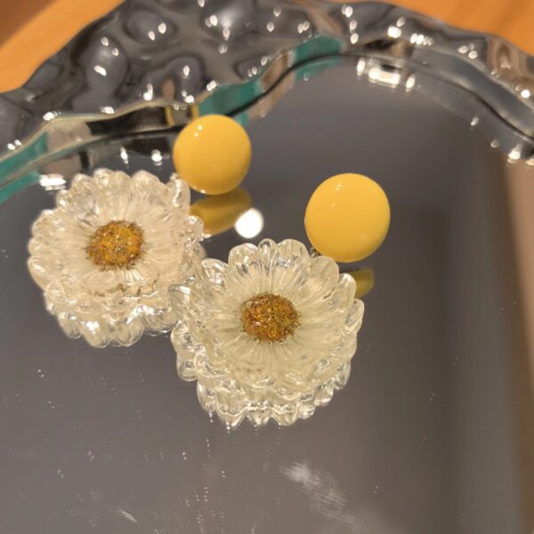 Wholesale Cute and delicate preserved flower earrings