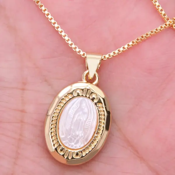 Wholesale Vintage Style Oval Copper Plating Inlay Carving Shell 18k Gold Plated Pendant Necklace