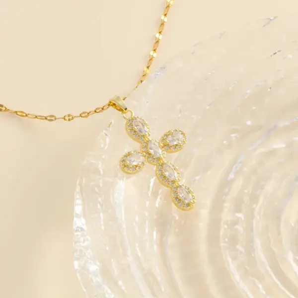 Wholesale PVD Coated 18K Gold Plated Real Gold Plated Cross Round Heart Shape 304 Stainless Steel Elegant Luxurious Waterproof Non Tarnish 304 Stainless Steel Pendant Necklace
