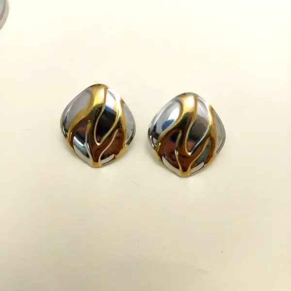 Wholesale 304 Stainless Steel Triangle Geometric Swirl Pattern Electroplating Stone-Free Golden Plated Basic Novelty Ethnic Style Gold Silver Earrings Ear Studs