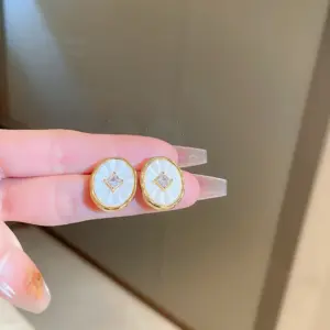 84# Silver Needle-White Oval