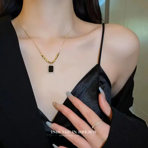Wholesale PVD Coated Real Gold Plated Square Stainless Steel Titanium Steel Elegant Simple Style Waterproof Non Tarnish Pendant Necklace
