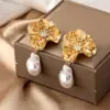 Wholesale 1 Pair Elegant Retro French Style Flower Plating Inlay Alloy Pearl Gold Plated Drop Earrings