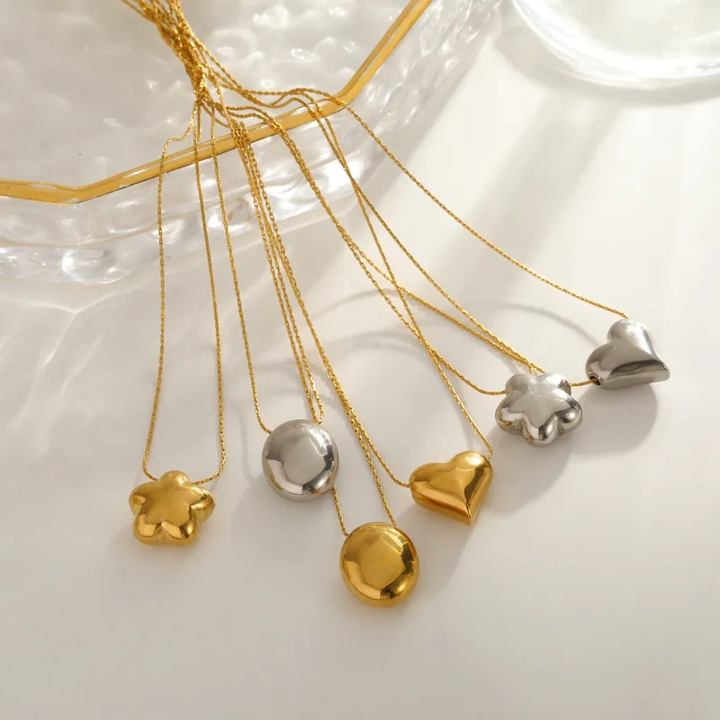 Wholesale Vacuum Electroplating (In Furnace) Plated 18K Real Gold Vintage Style Round Heart-shaped Flower 304201 Stainless Steel Women's Necklace
