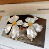 oly-f86440d4d5262d07e904ca25e7cc2dd4 Wholesale High-end Retro Flower Earrings Metal Hong Kong-style Niche Design vintage Distinctive Show Exaerated Earrings