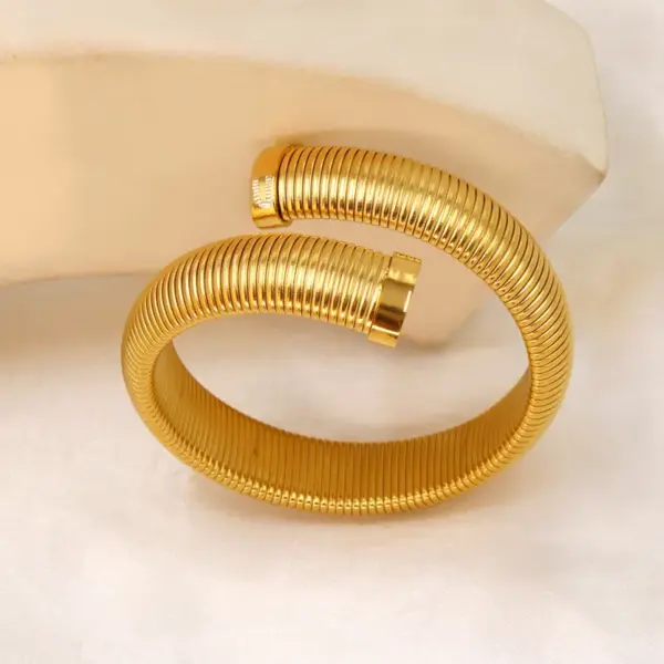 Wholesale PVD Coated 18K Gold Real Gold Plated Solid Color 304 Stainless Steel Simple Style Waterproof Non Tarnish 304 Stainless Steel Bangle