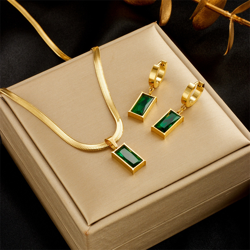 Wholesale Cross-border Japanese-Korean Style Niche Design Sense Blade Chain High-end Sense Light Luxury Emerald Zircon Pendant Titanium Steel Necklace