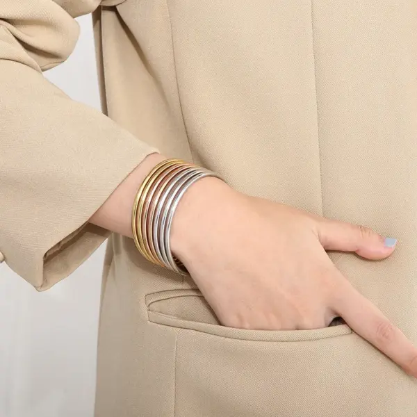 PVD Coated 18K Gold Plated Round Solid Color 304 Stainless Steel Basic Simple Style Classic Waterproof Non Tarnish Titanium Bangle