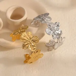 PVD Coated Real Gold Plated 18K Gold Flower 304 Stainless Steel French Style IG Style Waterproof Non Tarnish 304 Stainless Steel Bangle