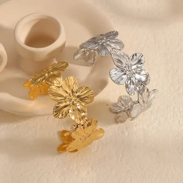PVD Coated Real Gold Plated 18K Gold Flower 304 Stainless Steel French Style IG Style Waterproof Non Tarnish 304 Stainless Steel Bangle