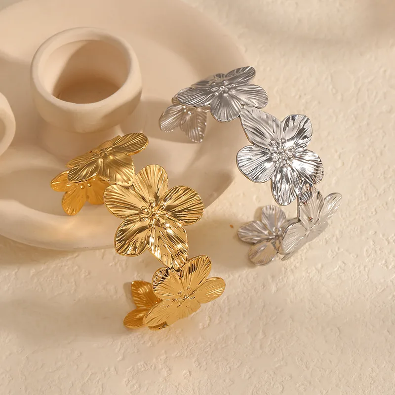 Wholesale PVD Coated Real Gold Plated 18K Gold Flower 304 Stainless Steel French Style IG Style Waterproof Non Tarnish 304 Stainless Steel Bangle