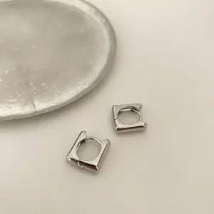 22# D0076 Square Ear Clip / Silver