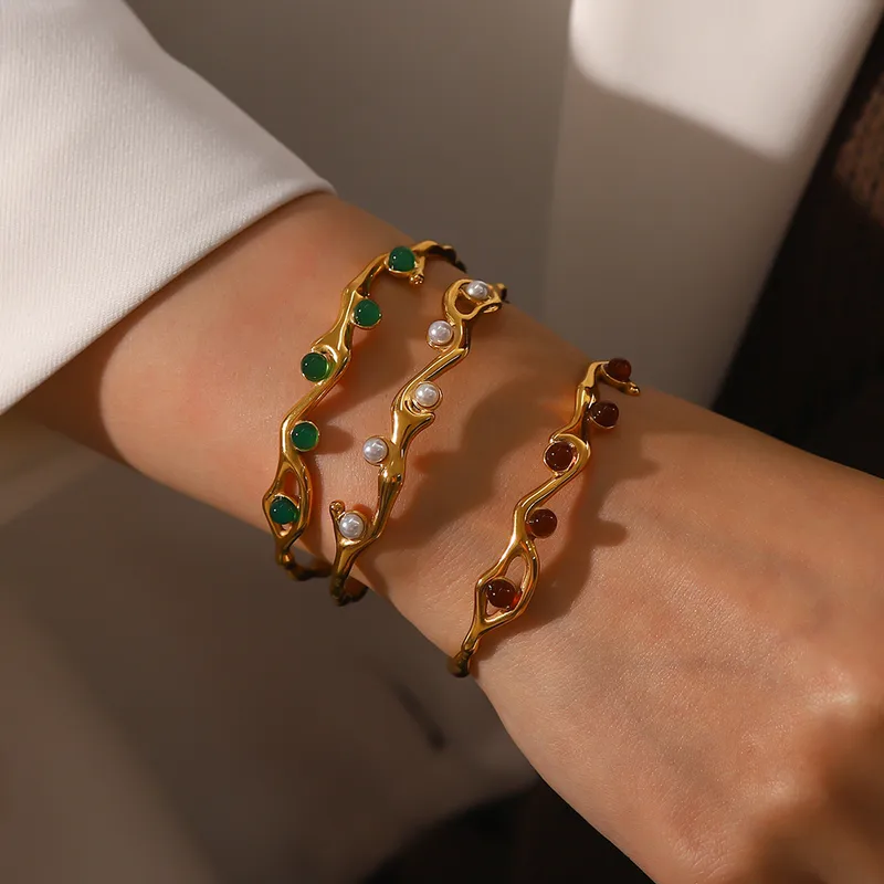 Wholesale Retro Classic Style Waves Solid Color 304 Stainless Steel 18K Gold Plated Artificial Pearls Bangle In Bulk