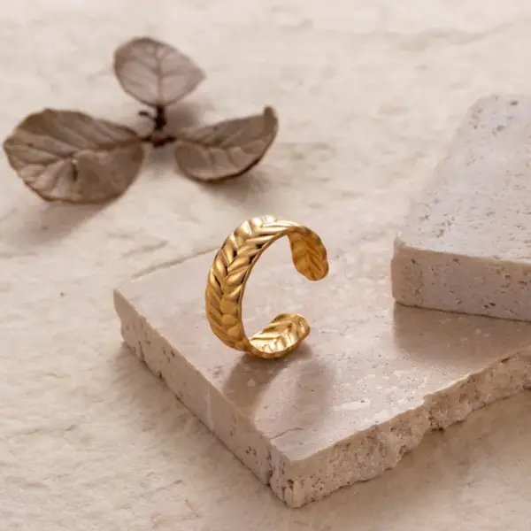 Wholesale PVD Coated Leaf Solid Color Snake 304 Stainless Steel Retro Waterproof Non Tarnish Open Ring